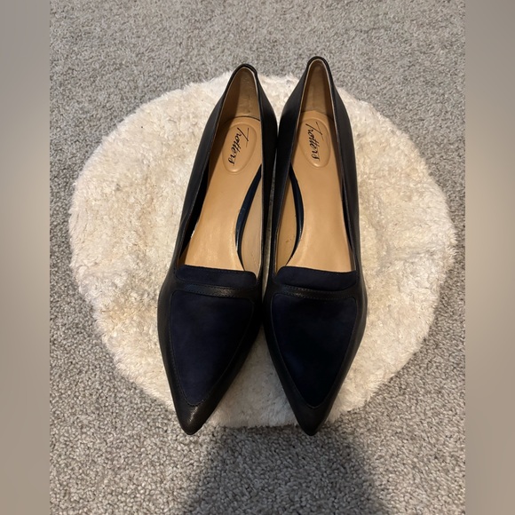 Trotters Black and Navy Women's Flats Leather Small Heels. - Picture 4 of 5